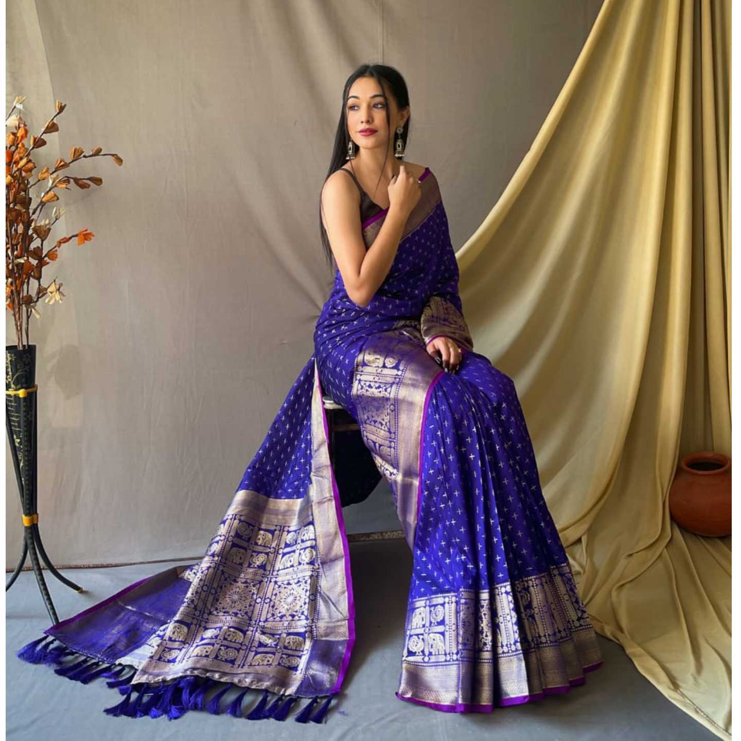   Silk saree - Blue - Rich pallu - attractive gold zari weaving border.