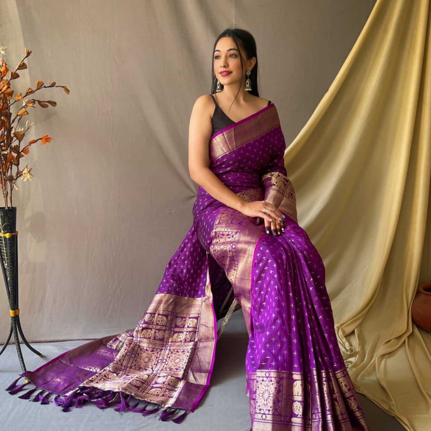  Silk saree - Lavender - Rich pallu - attractive gold zari weaving border 