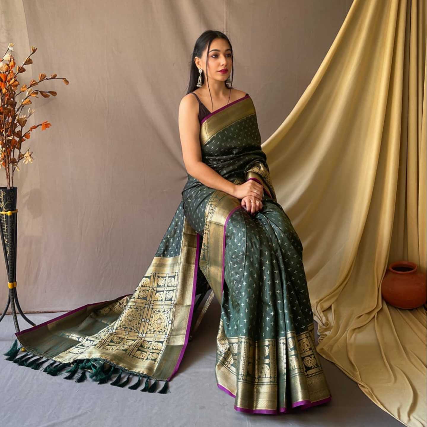 Silk saree - Green - Rich pallu - attractive gold zari weaving border.