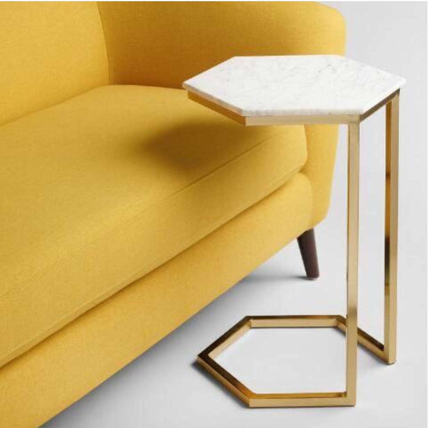 Приставной столик к дивану золотой