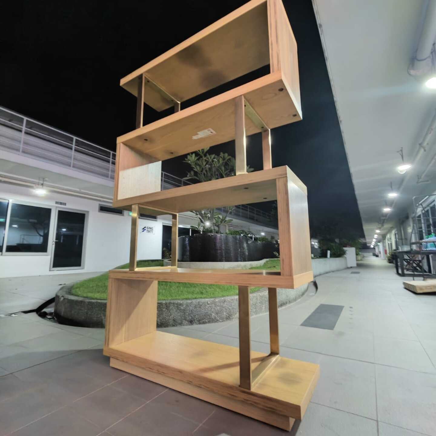 SANTI VALPO Display Shelf in OAK