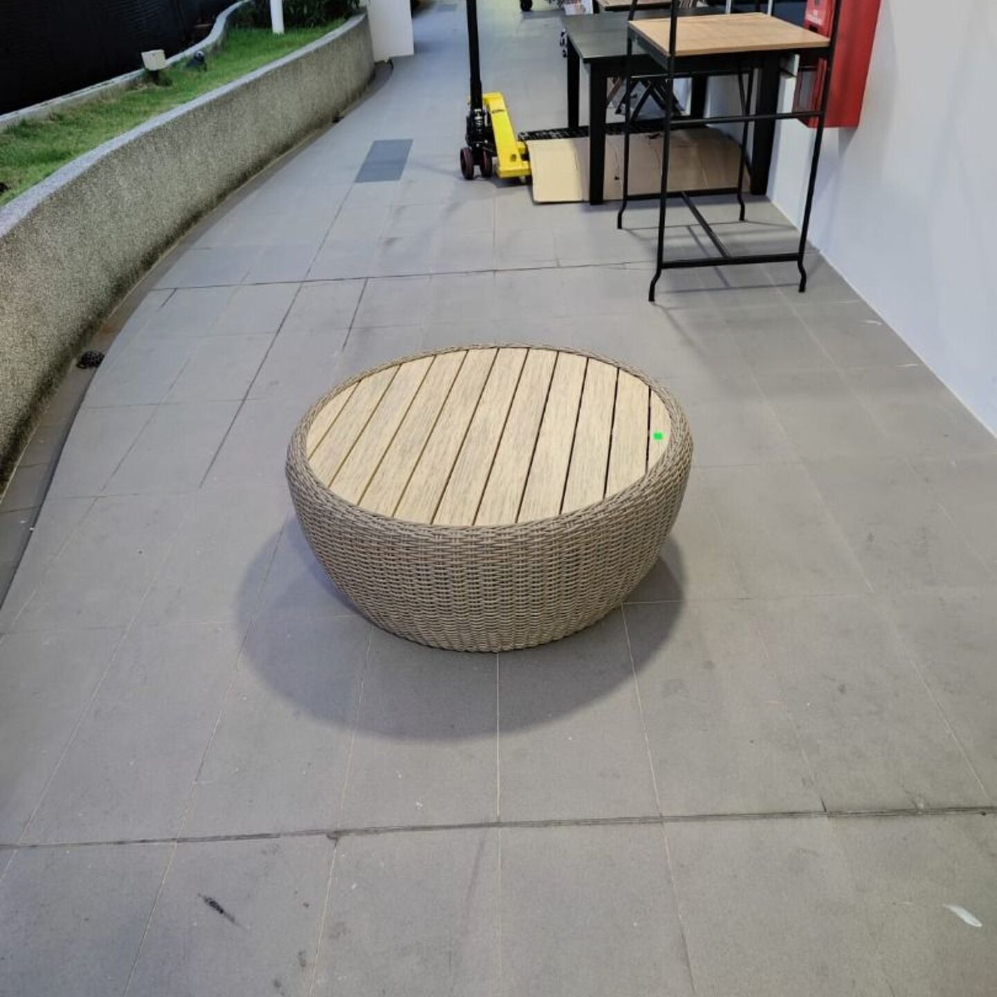 LUQA Outdoor Round Drum Coffee Table