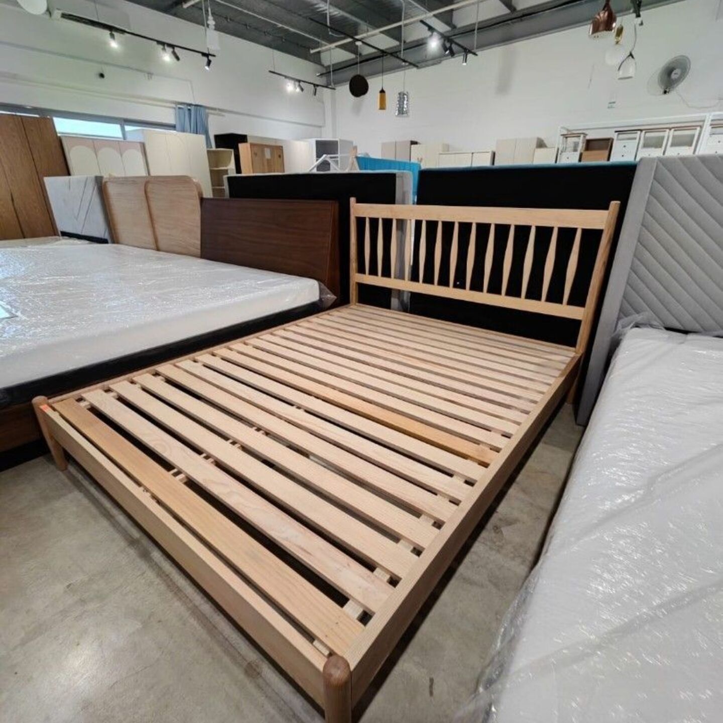 ALTIDOR Queen Size Bedframe