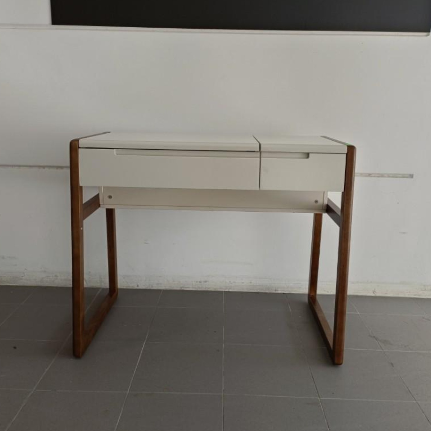 HEILE Dressing Table
