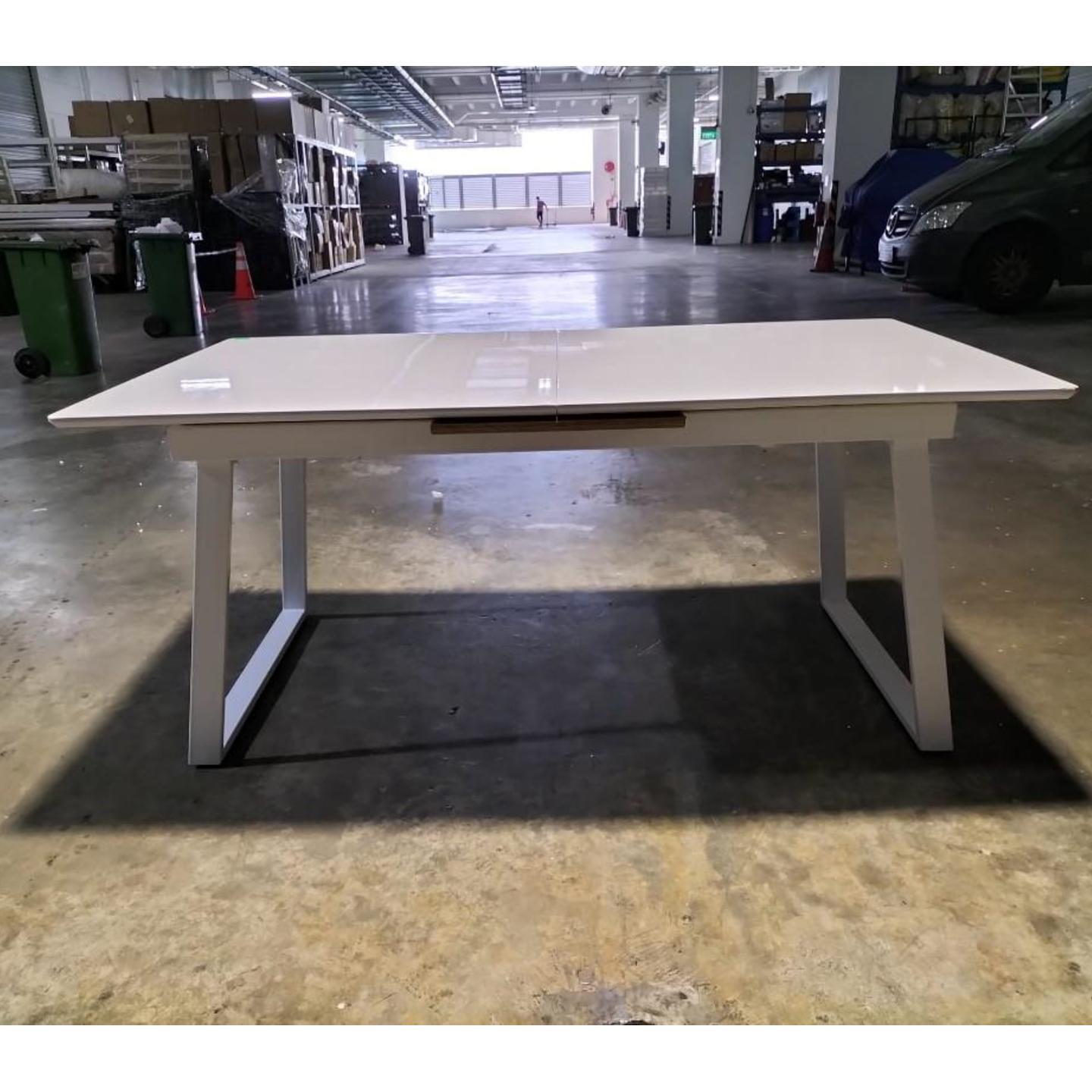 GUYVER Extendable Dining Table