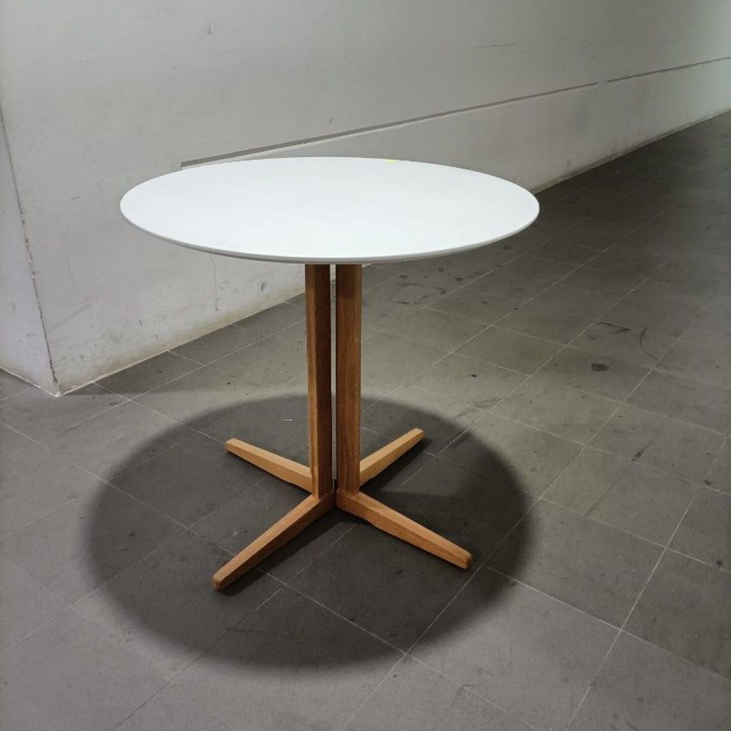 O'NEILL Round Dining Table in WHITE