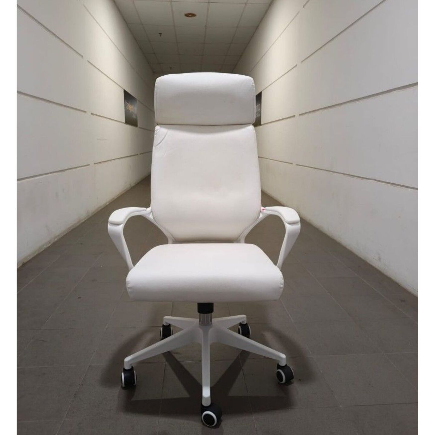M-SUITE Executive Office Chair in WHITE