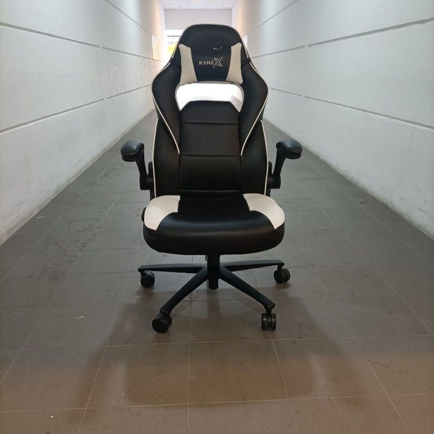 KANE X Argus Professional Gaming Chair in BLACK and WHITE