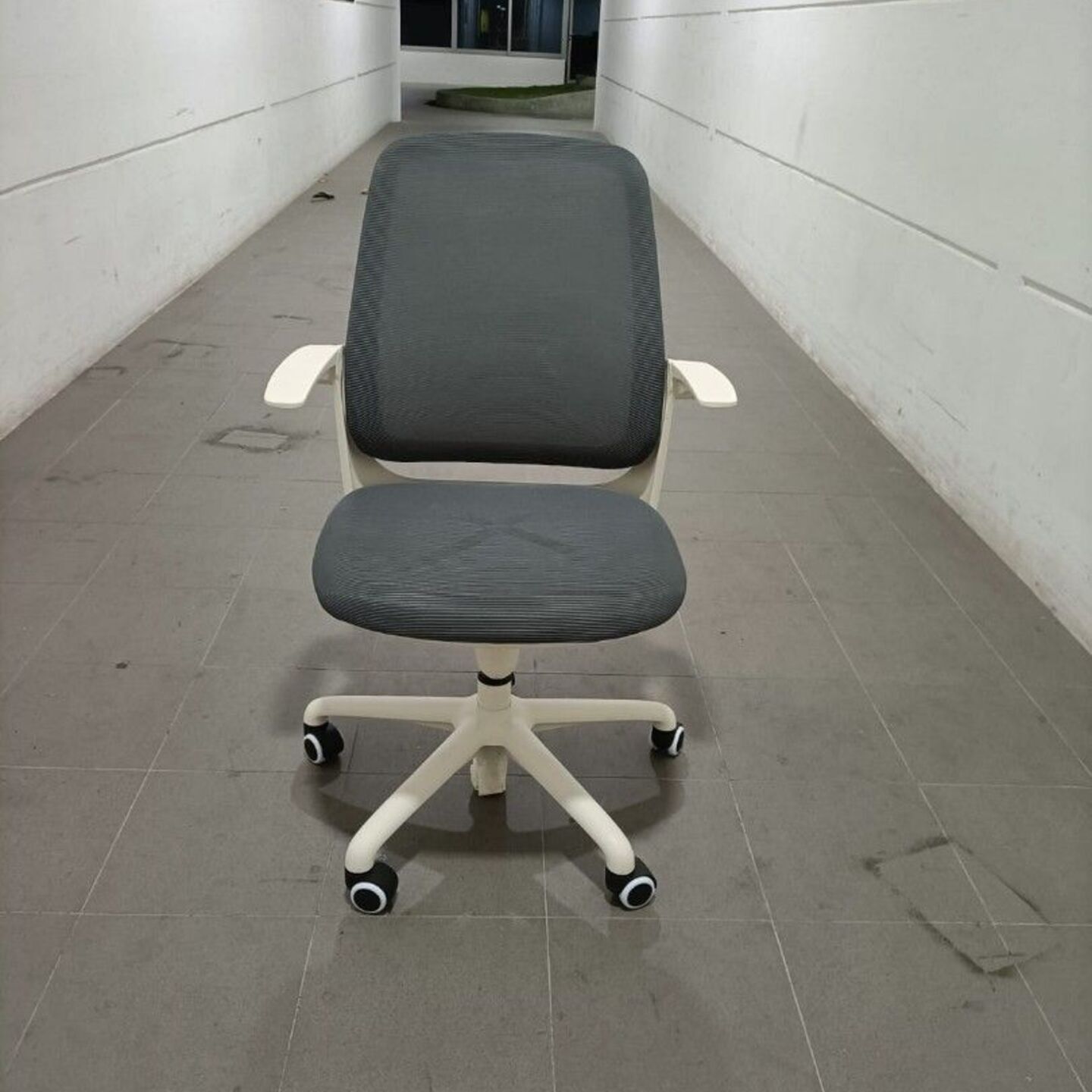 DAVEGO Office Chair in WHITE