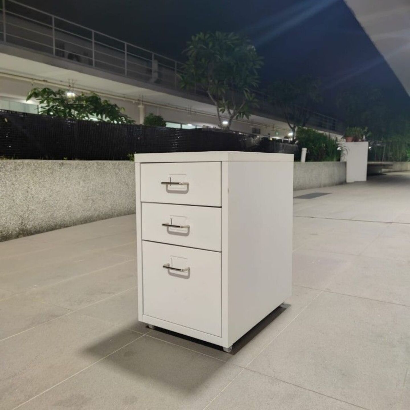 GANYMEDE 3 Tiers Metal Pedestal