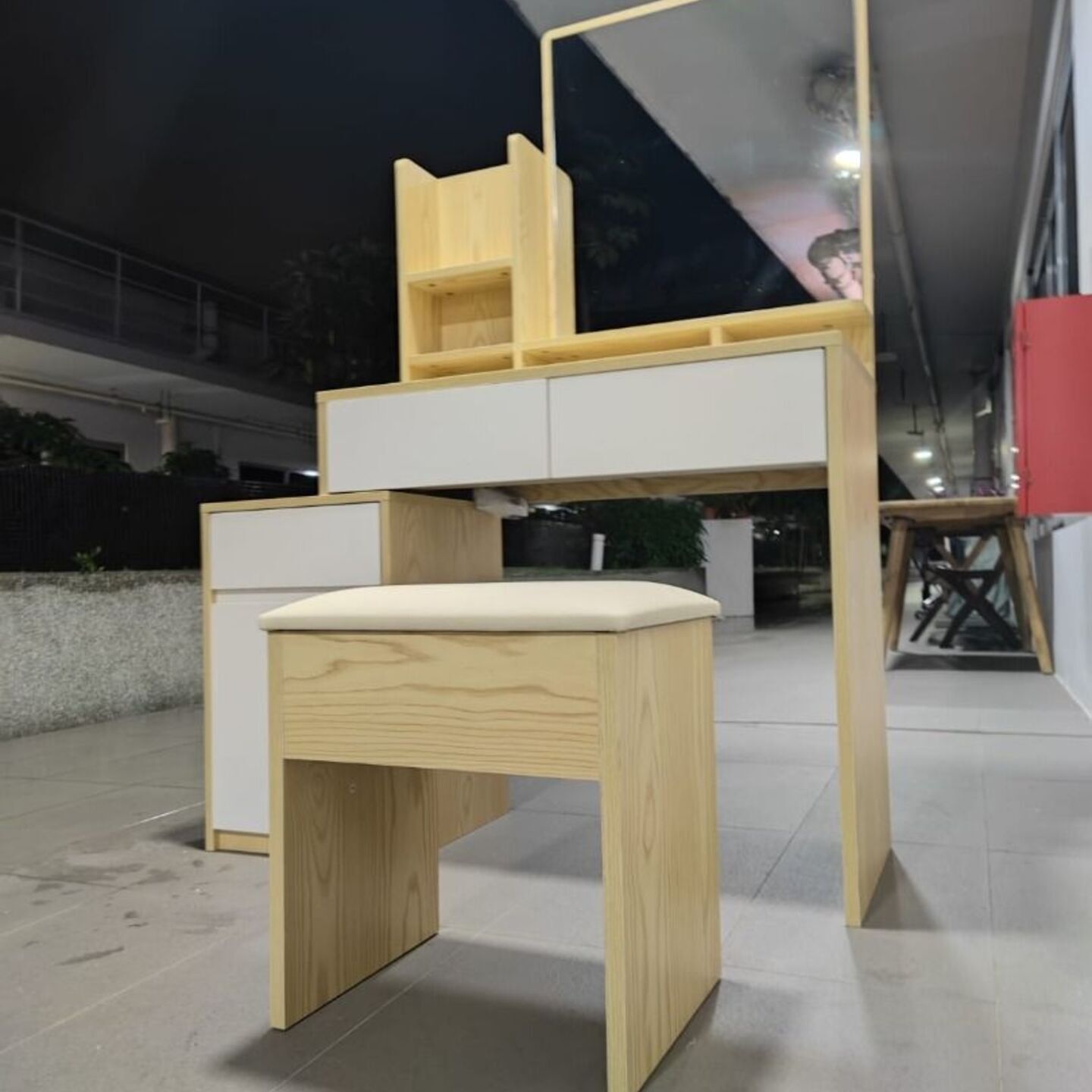 KAMARU Extendable Dressing Table with Stool