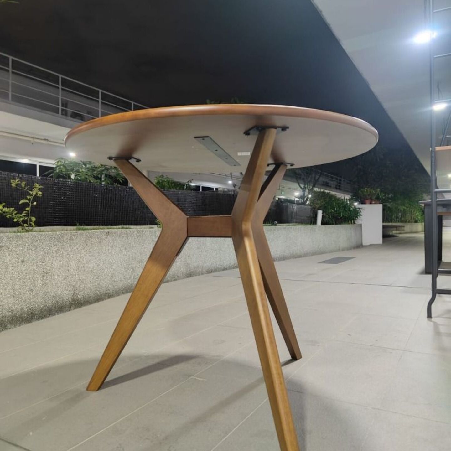 KUTA Round Dining Table in WALNUT