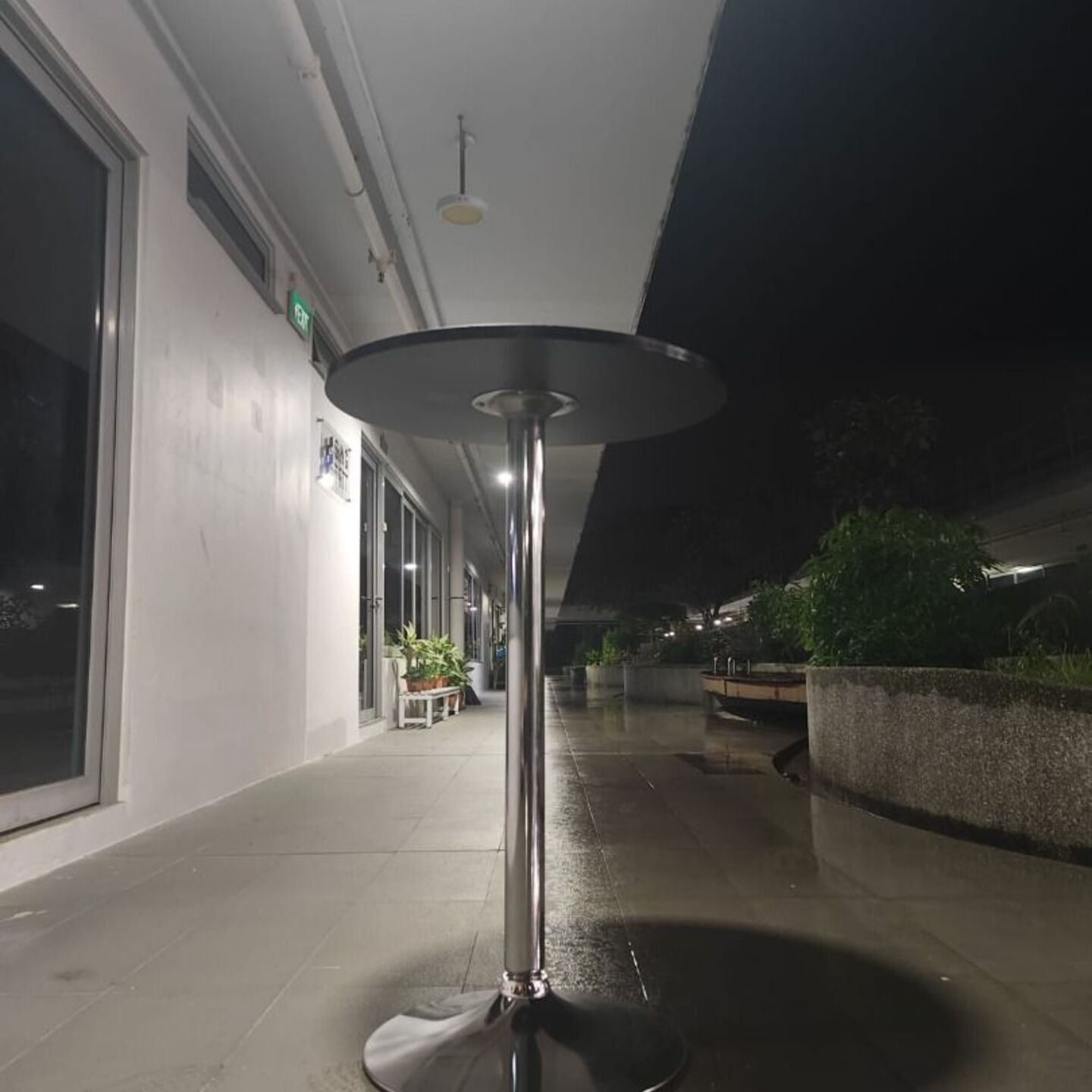 AKIRA Round Bar Table