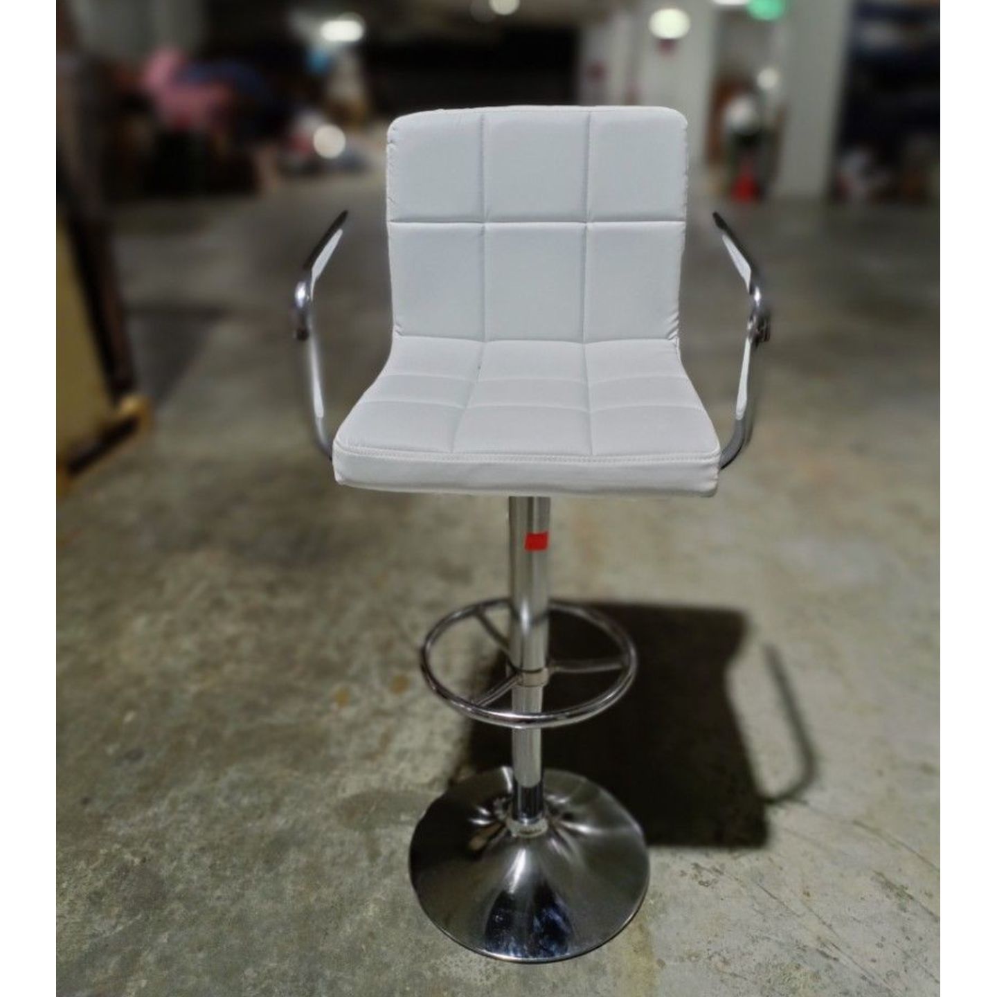 VADO Bar Stool with Armrest in WHITE