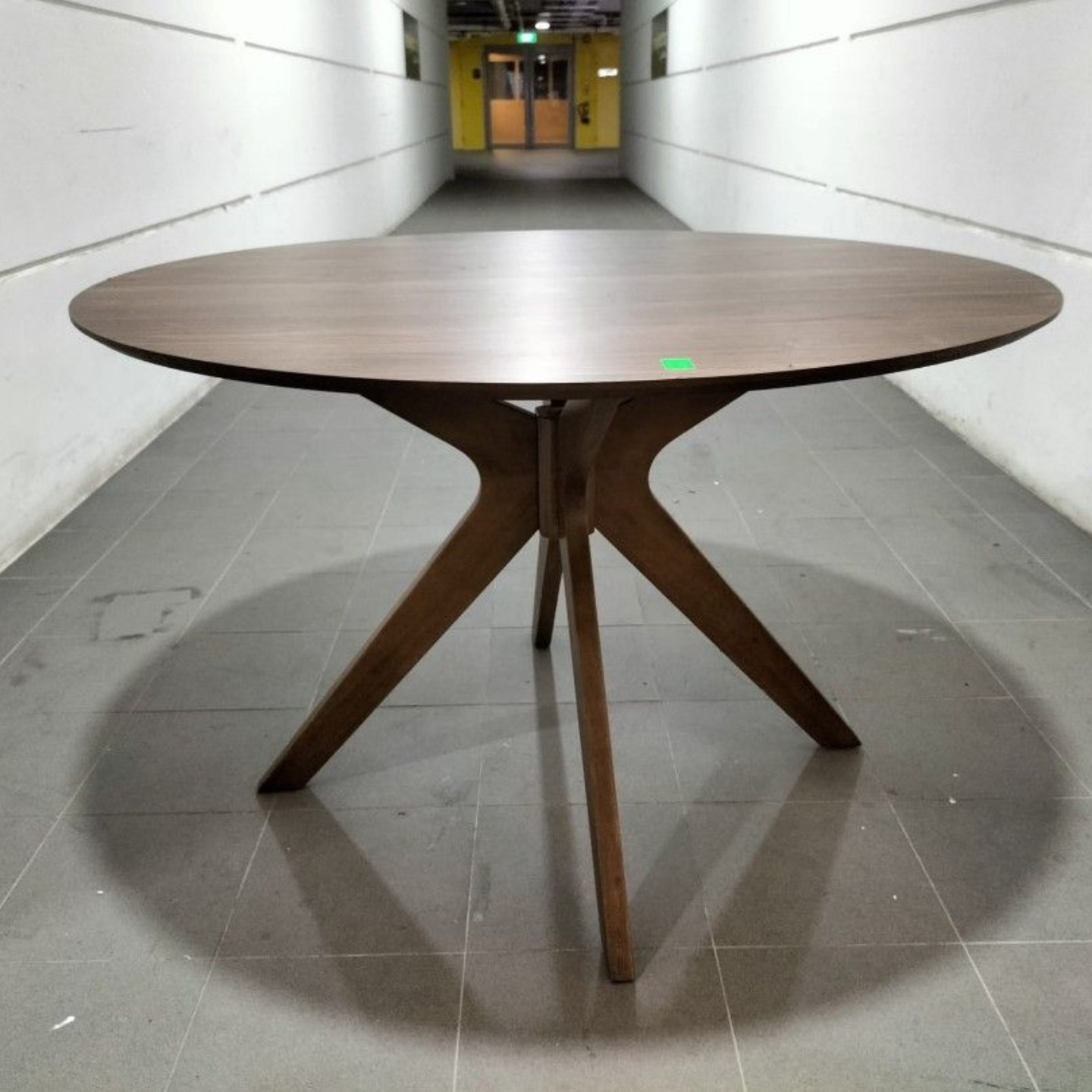 GROYE Round Dining Table in WALNUT