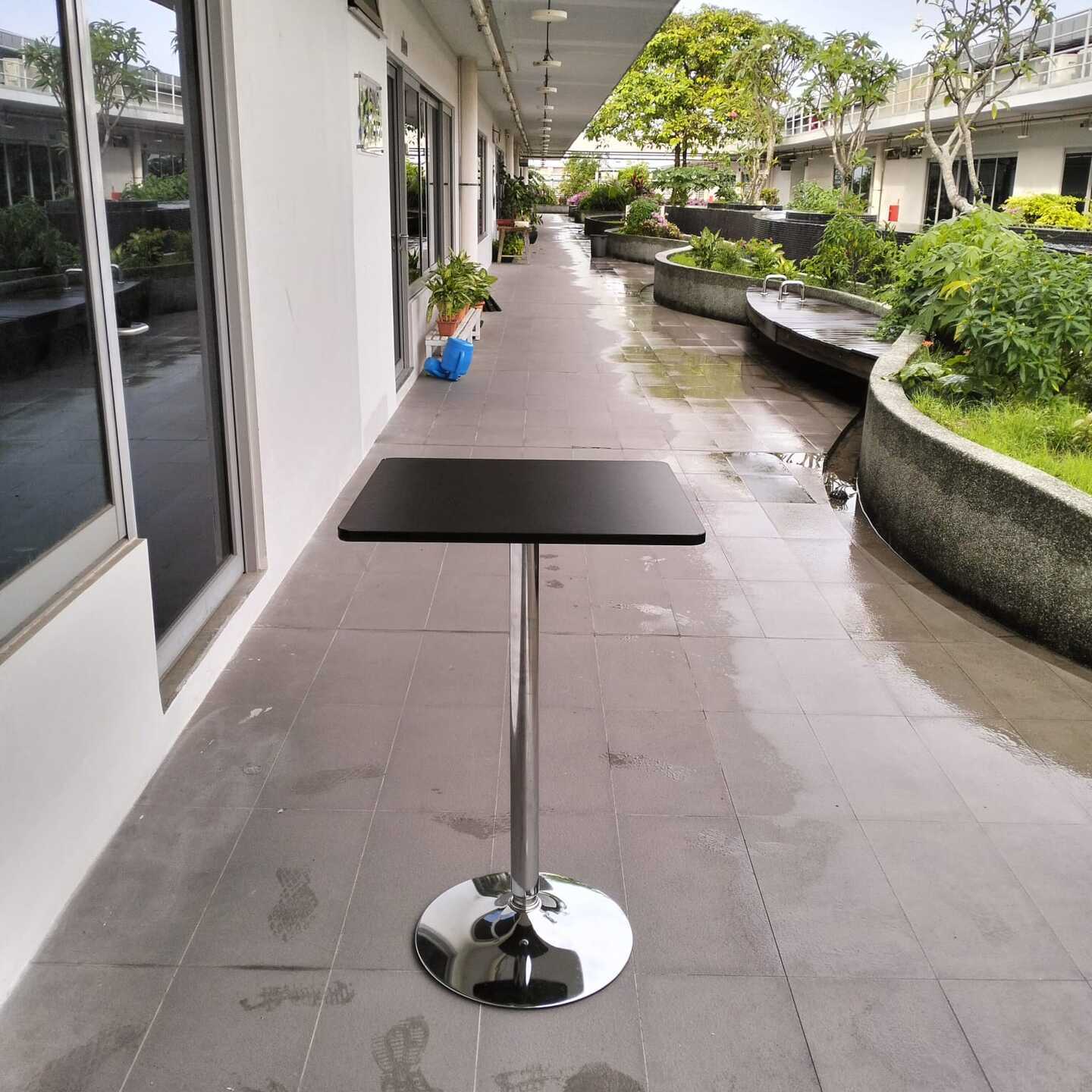 AKIRA Round Bar Table