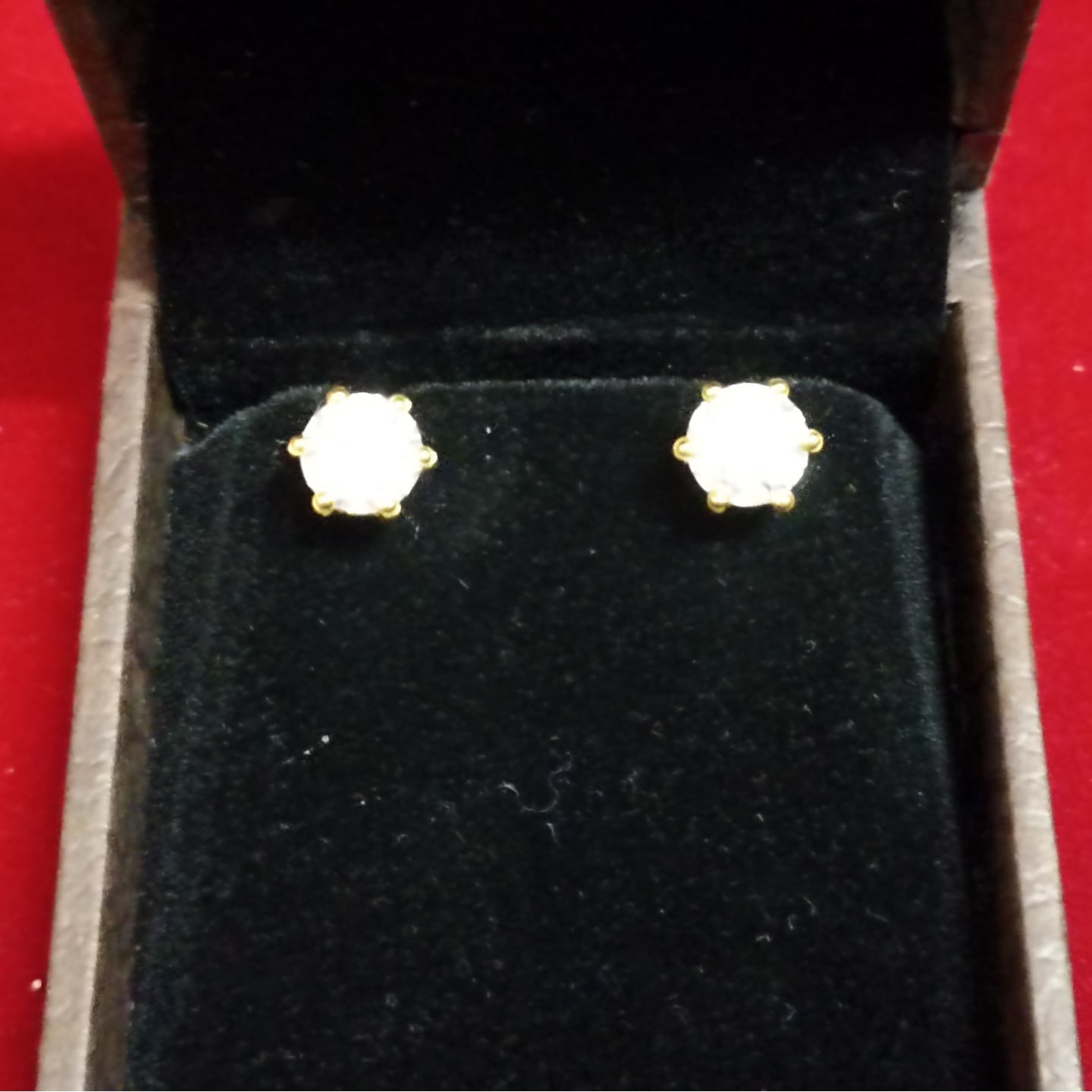 Solitaire Round Earrings in 6 prong setting