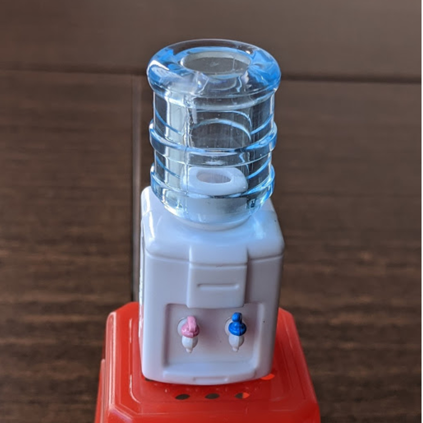 Miniature water dispenser