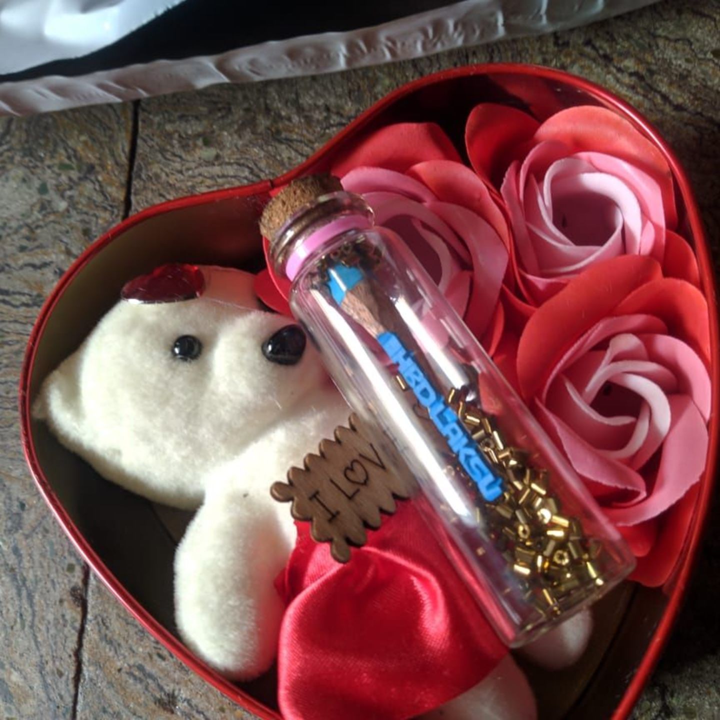 Teddy with heart tin box