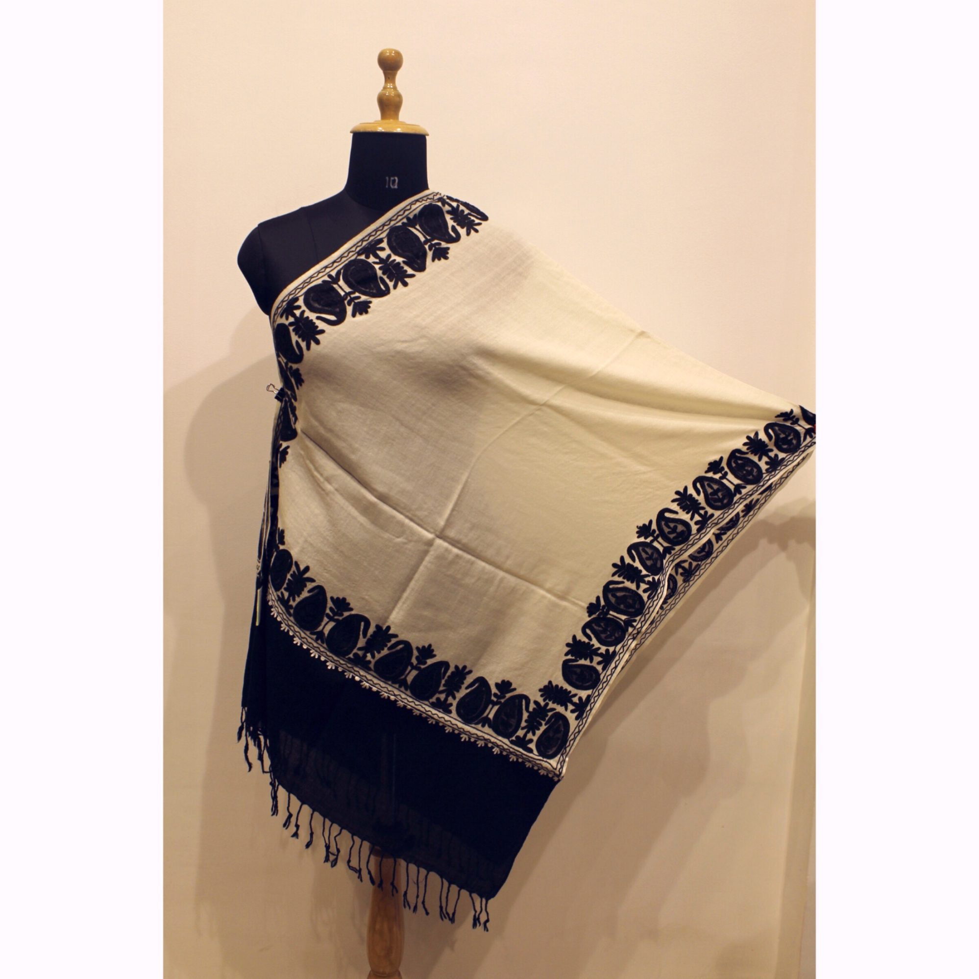 womens stole dual color (black and white)