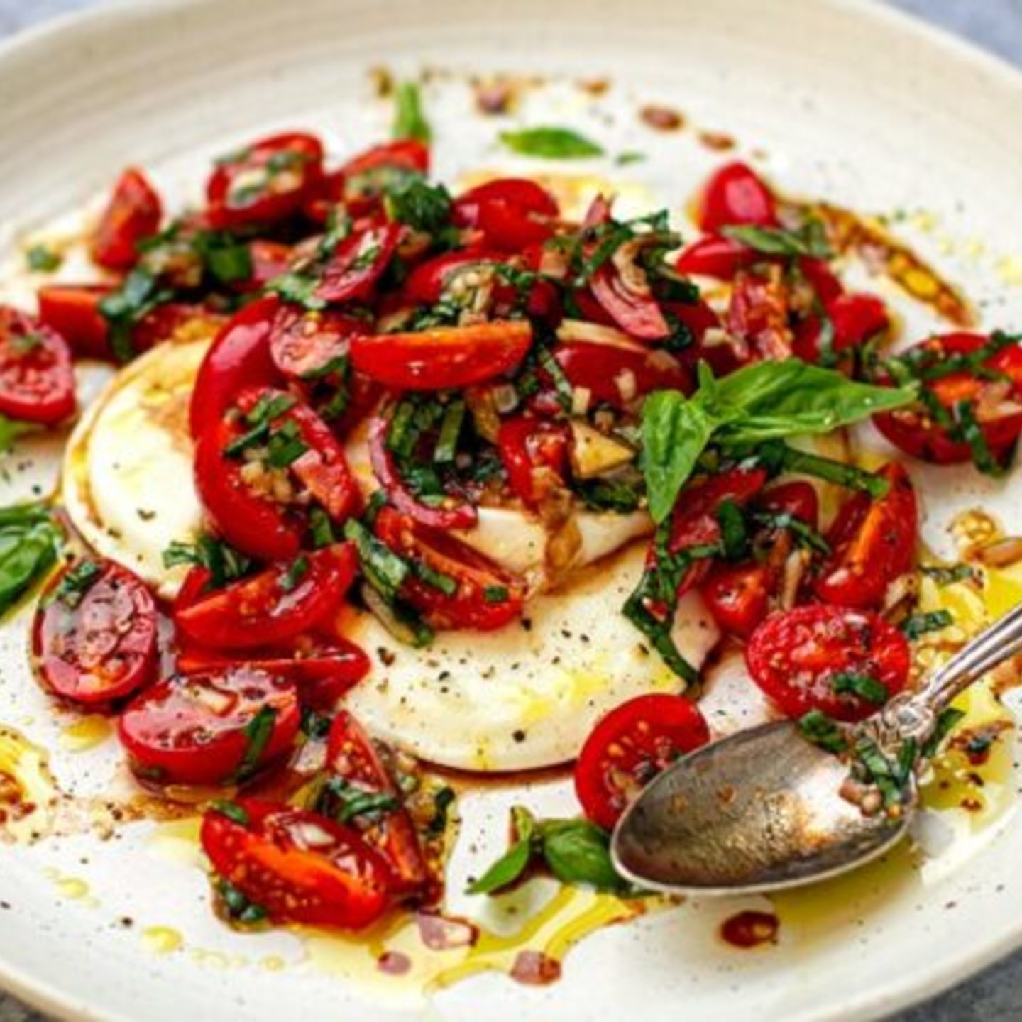 TOMATO AND FRESH BUFFALO MOZZARELLA SALAD (M)