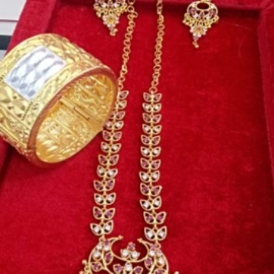 fashionable Assamese jewellery with muthi kharu