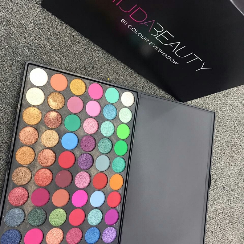 Huda Beauty 
60 Color Eye shadow