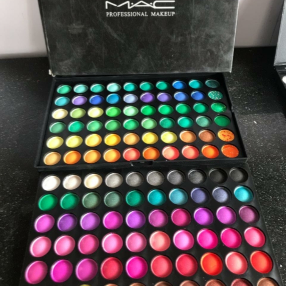 BRAND :- MAC EYESHADOW PLATE'S 
