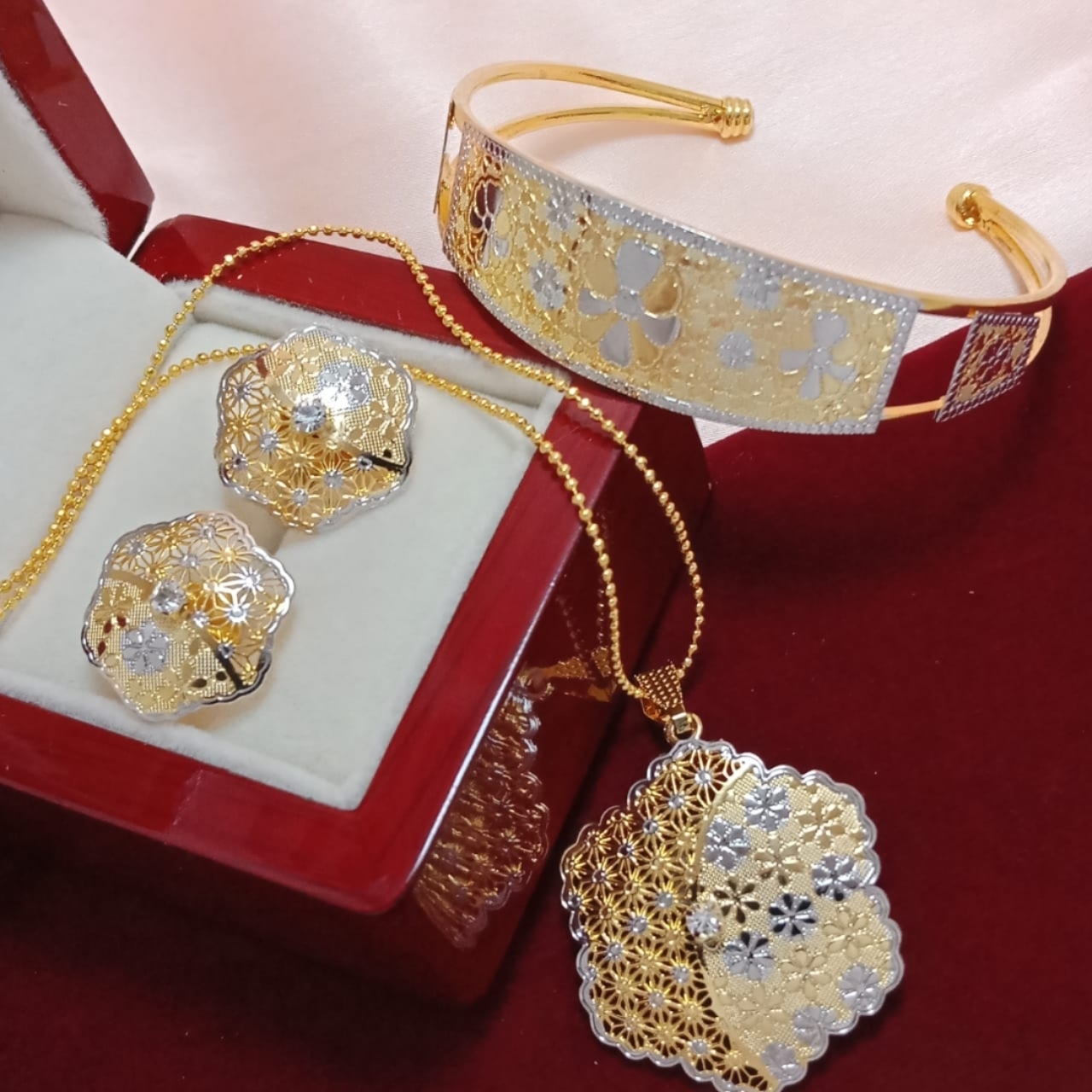 GOLD FORMING P-SET WITH CHAIN