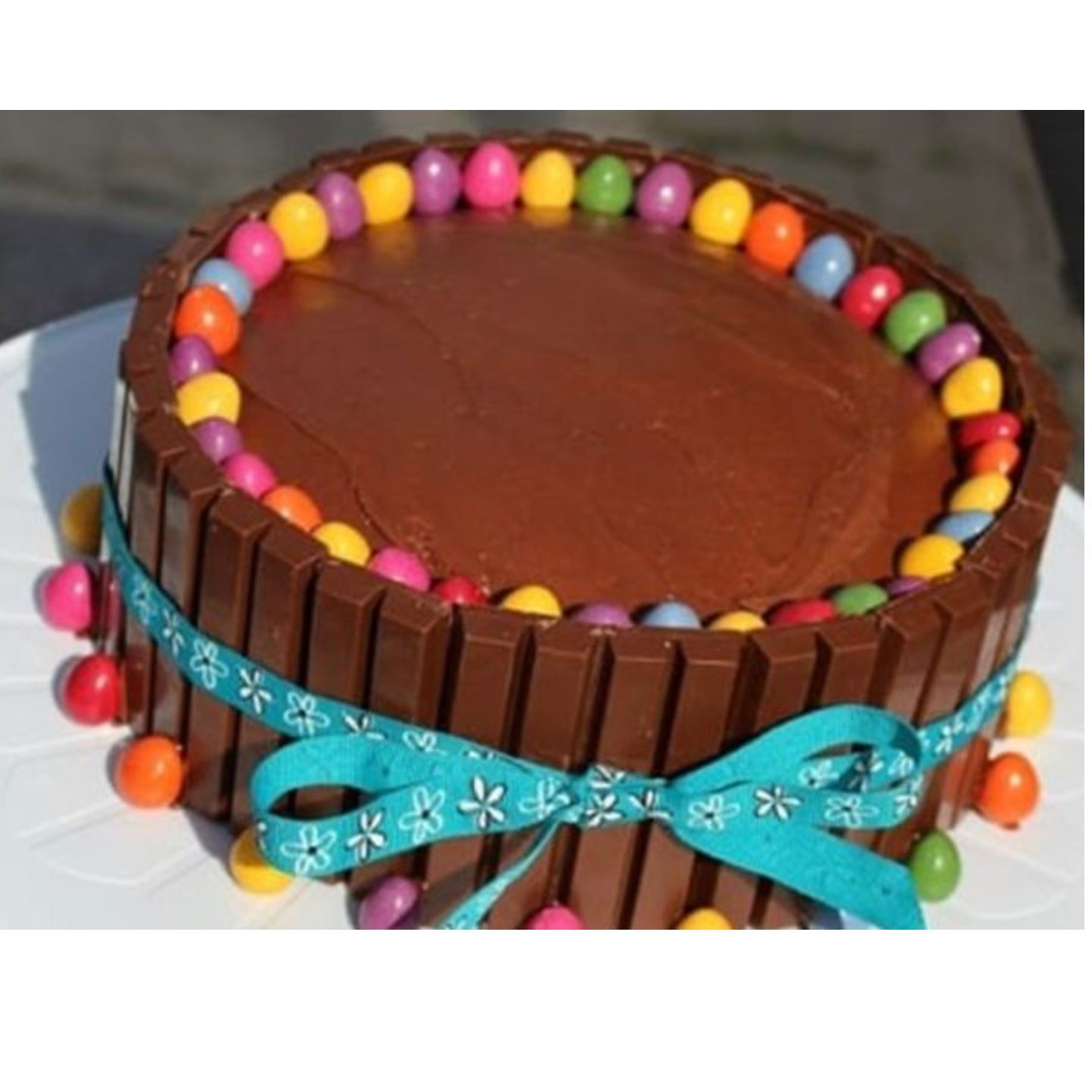 CHOCOLATE KIT KAT GEM CAKE - 1 KG (EGGLESS) 