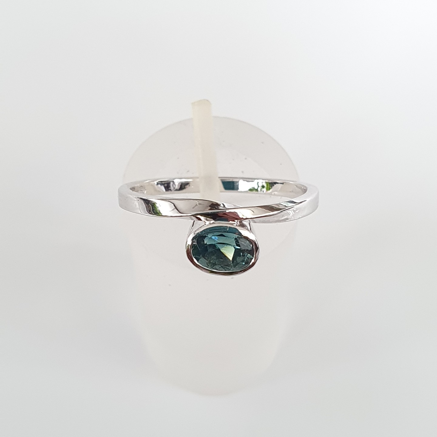 18k White Gold Wave Like Dark Bue Aquamarine Ring