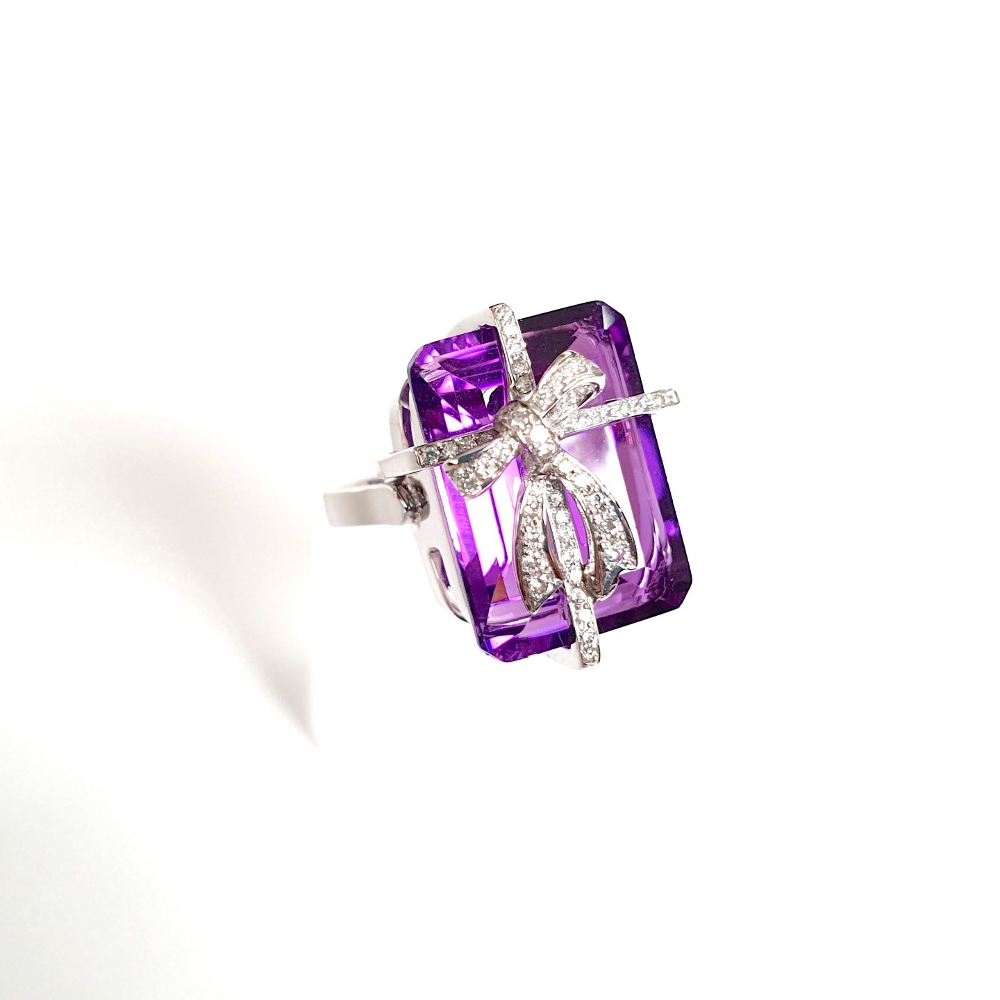 Must Have 18K White Gold Amethyst Diamond Present Bow Ring