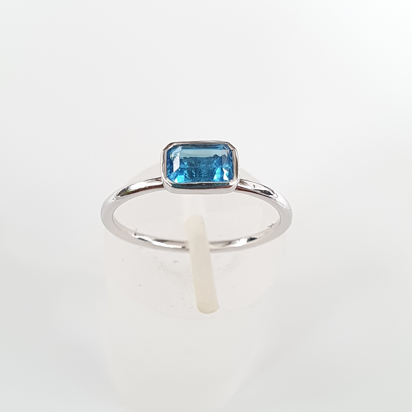 18K White Gold Blue Topaz Ring