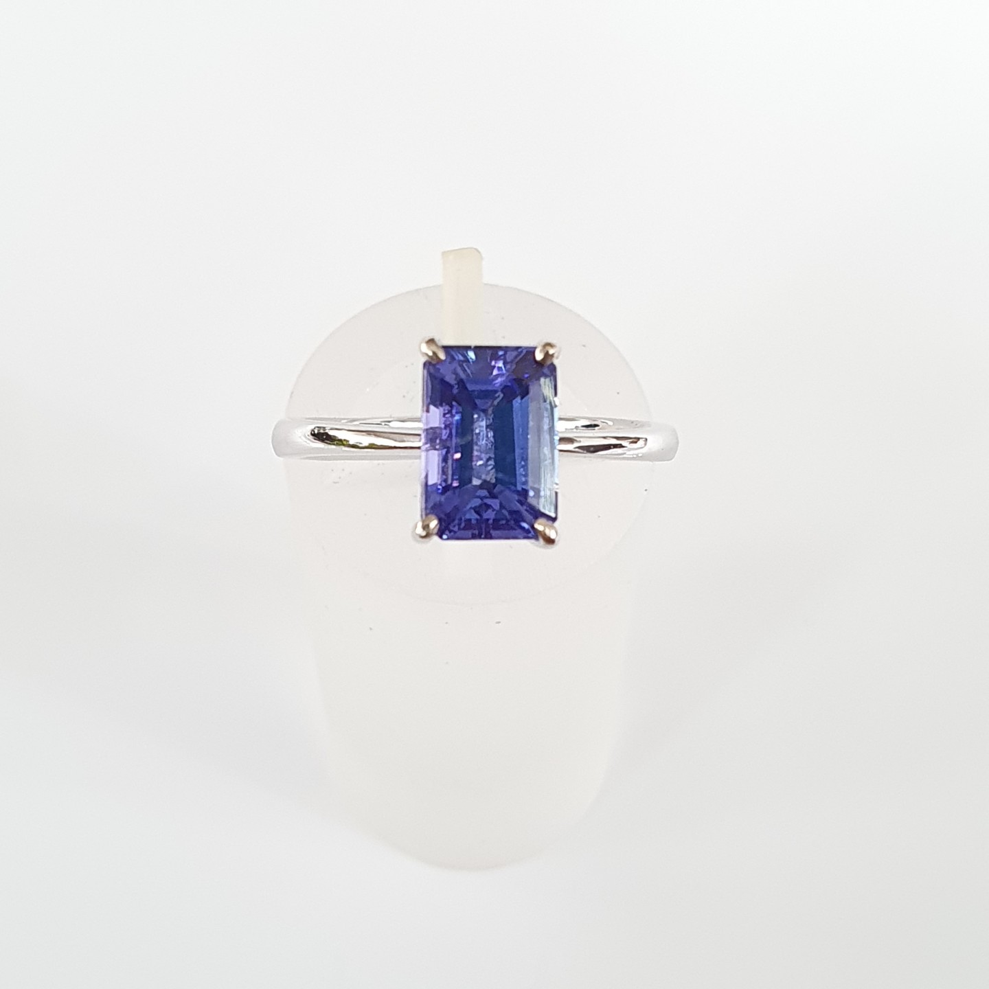 18K White Gold Sophisticated Tanzanite Ring