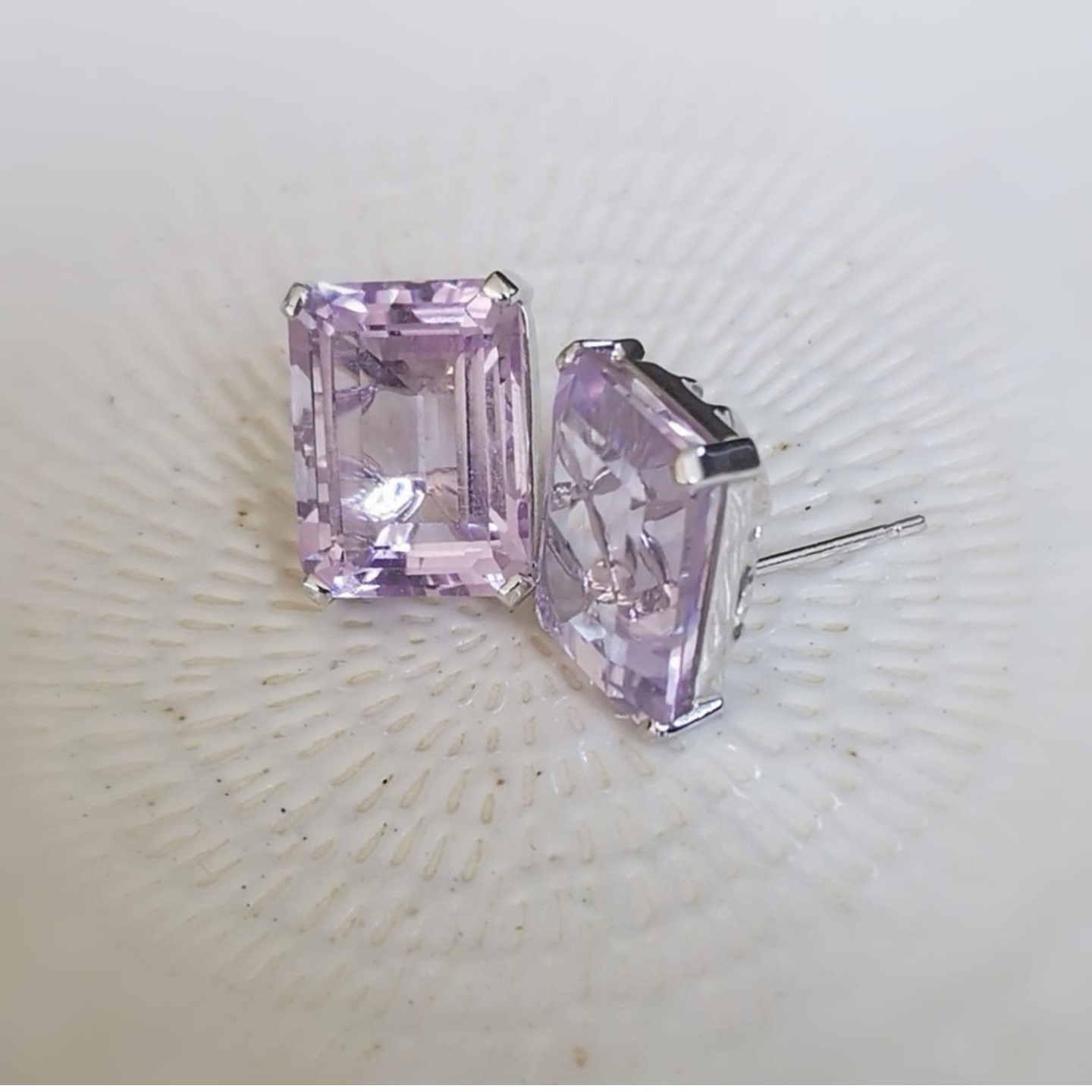 18K White Gold Lattice Design Lavender Amethyst Earrings