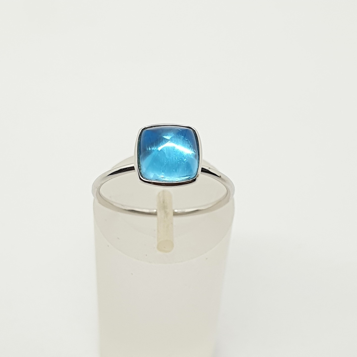 18K White Gold Sugarloaf Blue Topaz Ring