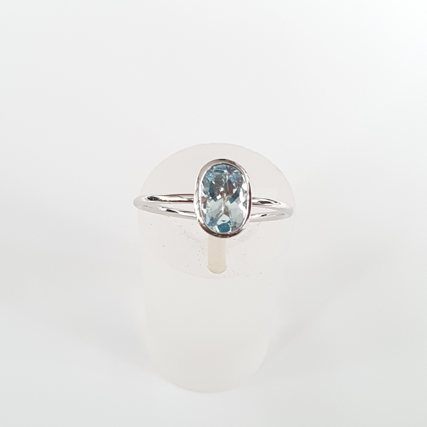 18K White Gold Oval Aquamarine Chic Minimalist Stacking Ring