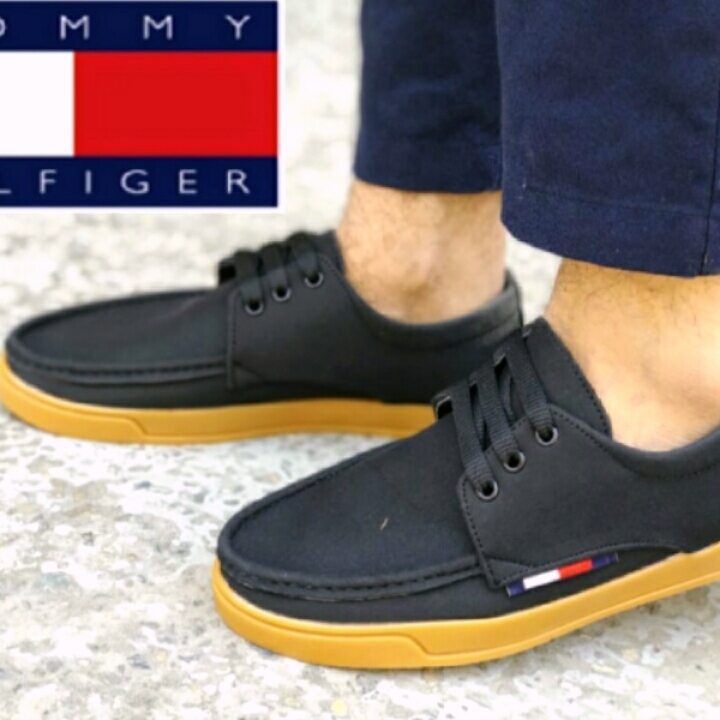 Tommy casual shoes
Size Available 6-10
