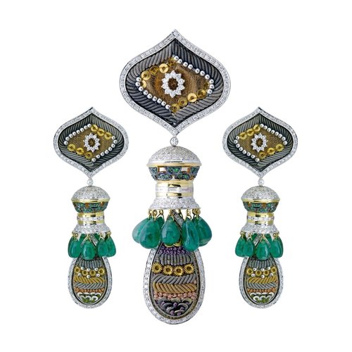 An exquisite woven pendant set ,enriched with embroidered precious elements boasting of with multifunctional wearability.