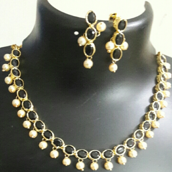 Necklace with Moti And Black Stones