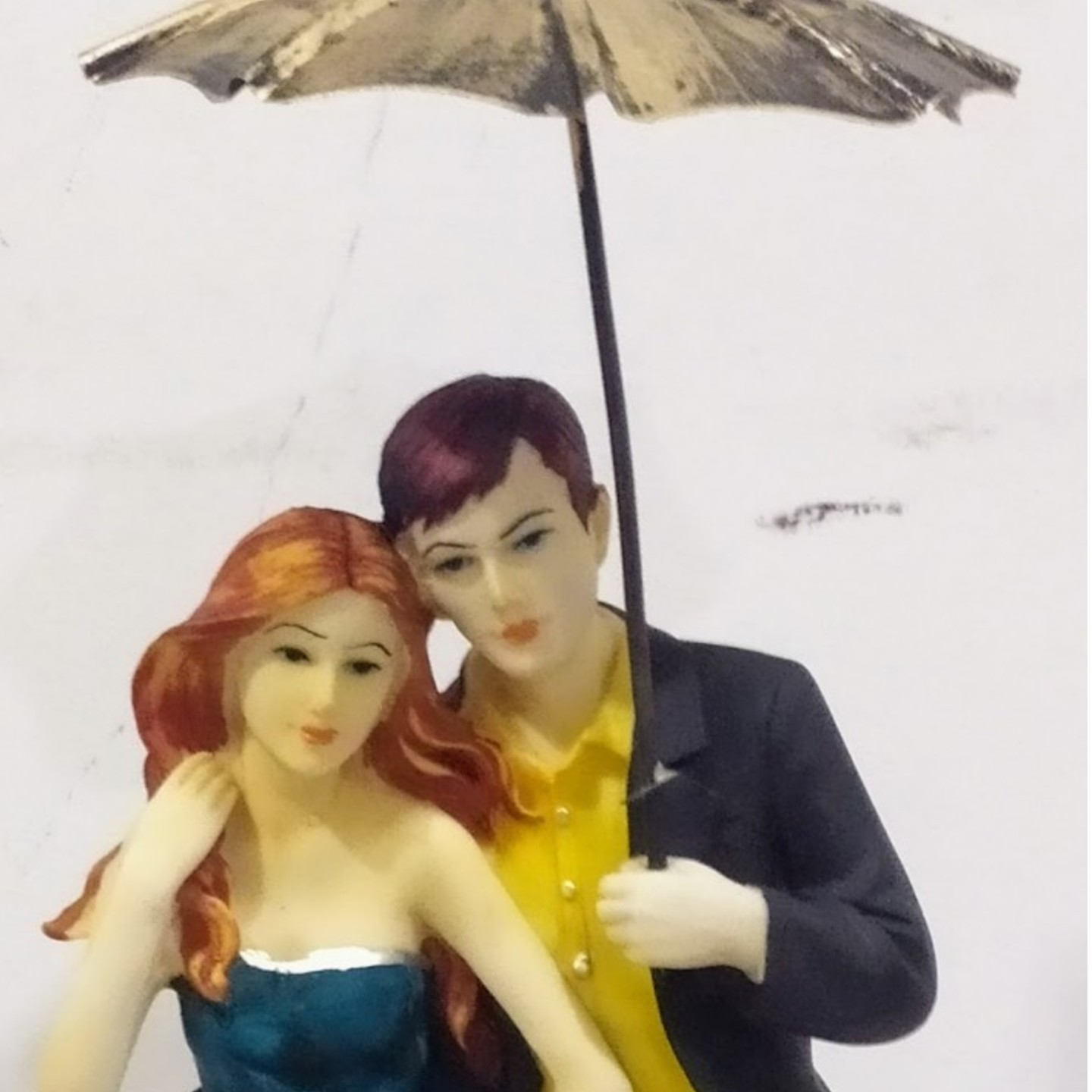 Love Couple With Umbrella Material Poly Resin