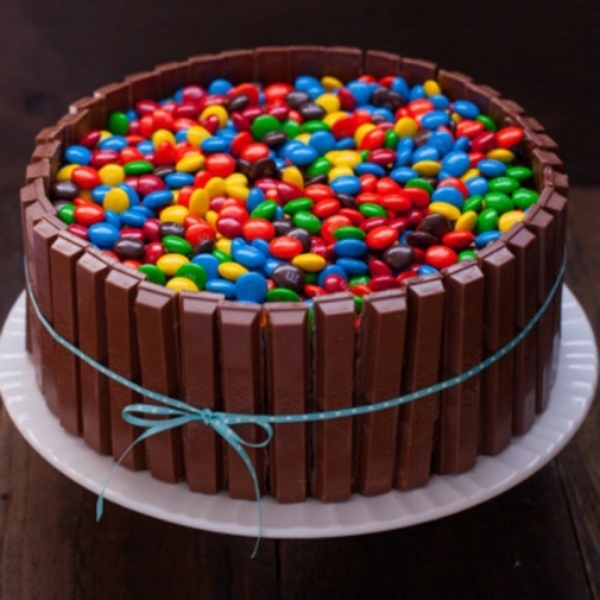 1 Kg KitKat Gems Cake