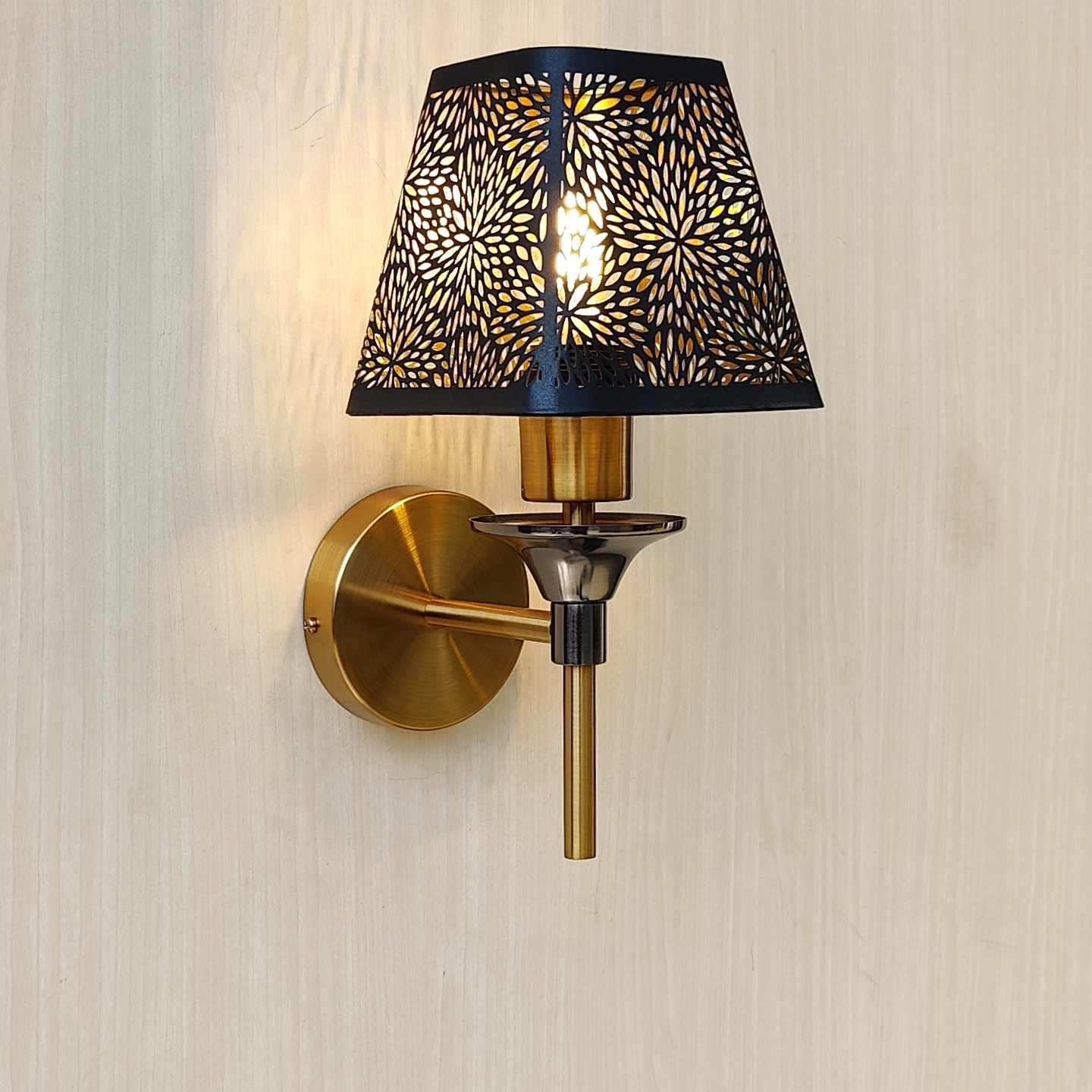 Levi Mettalic single wall lamp