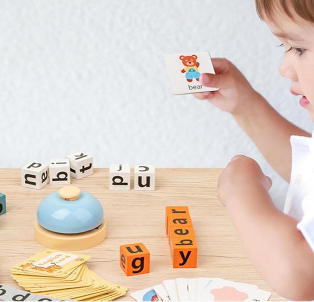 Esmi®- *Spelling Game*

4 sets of 4 cubes , cards, bell