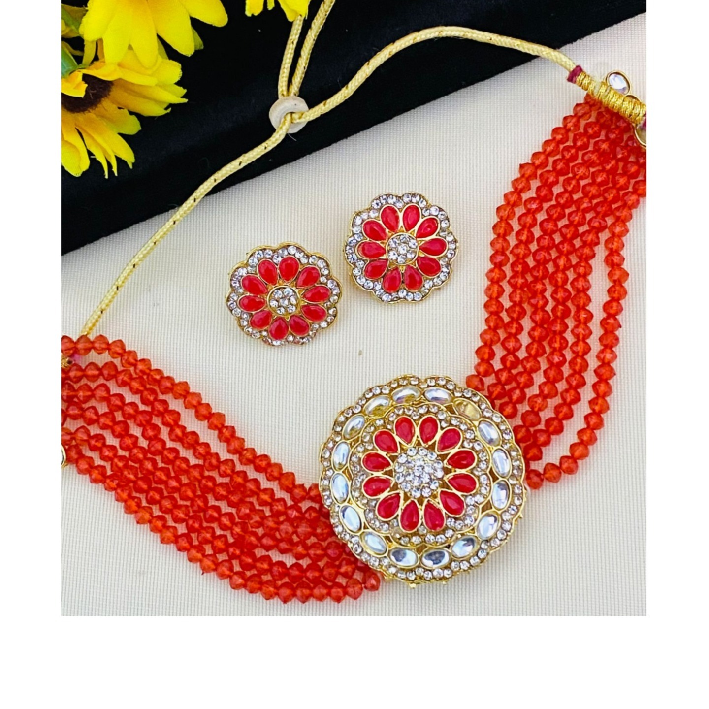 Chokker set with studs 