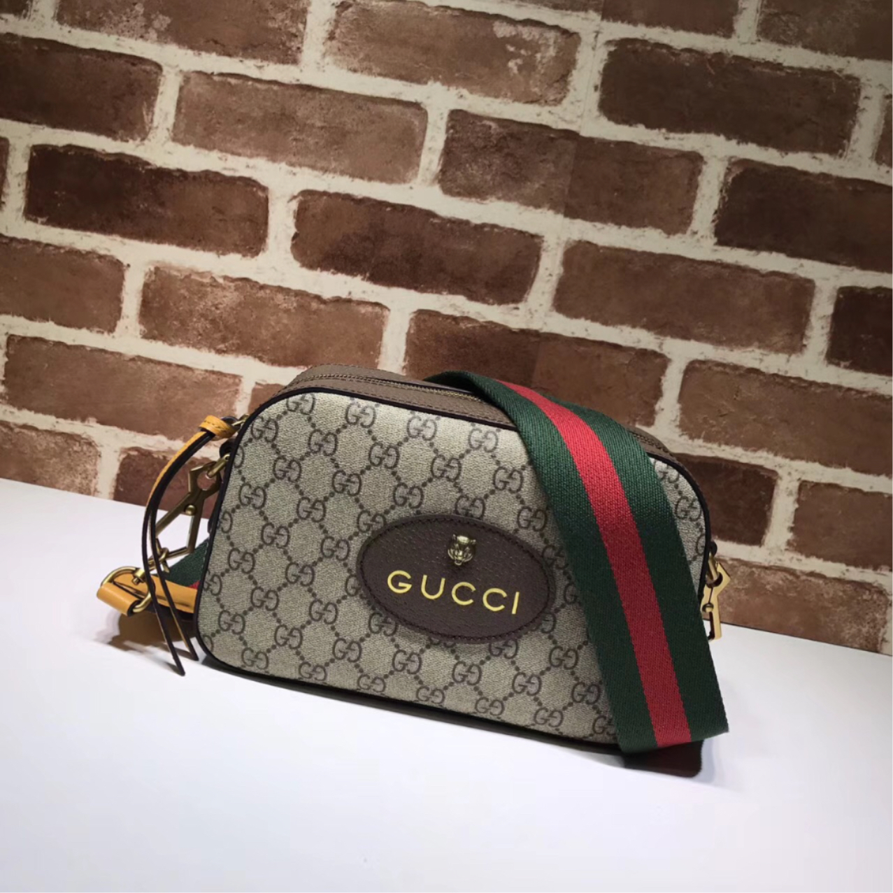 Gucci supreme messenger bag 