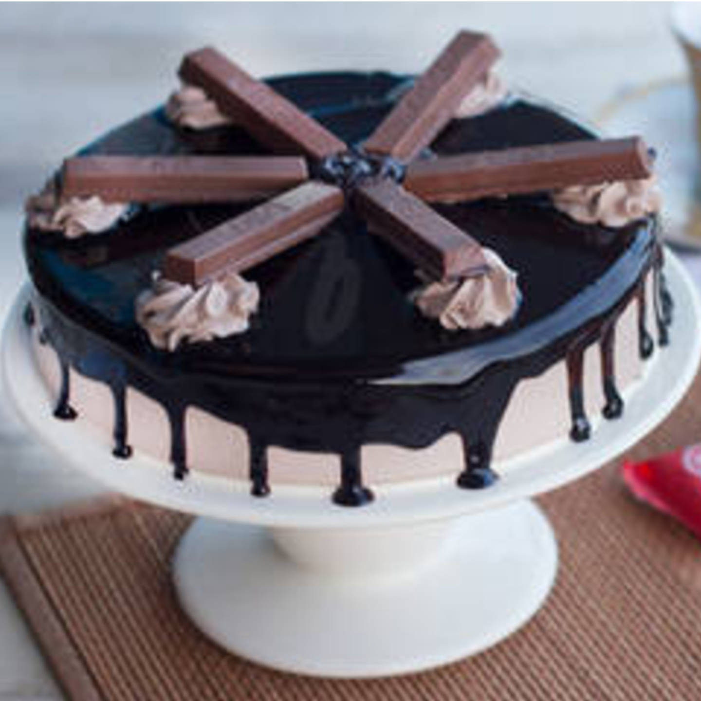 Round Kitkat Bake Cake 500 grams
