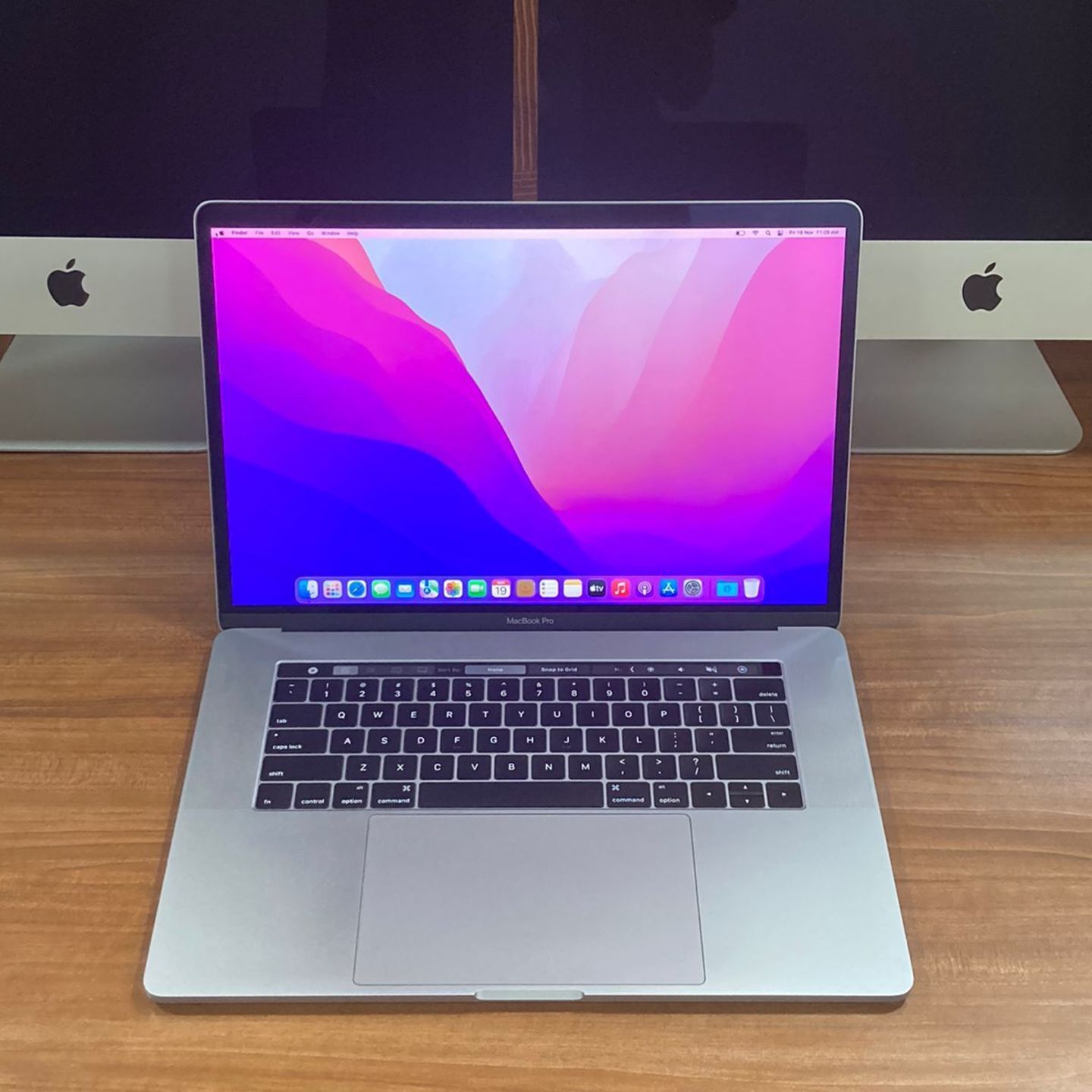 Apple Macbook Pro 15 (A1707) - 2016 💻  💥 Macbook Pro with A+++ Condition 💥  👉🏻 Core i7 Processor 2.6GHz 👉🏻 16 GB RAM 👉🏻 256 GB SSD Flash  👉🏻 Graphics Radeon Pro 450 2GB + Intel HD Graphics 530 1.5GB 👉🏻 15.4" Retina Display 👉🏻 MacOS Monterey 👉🏻 Color Space Grey