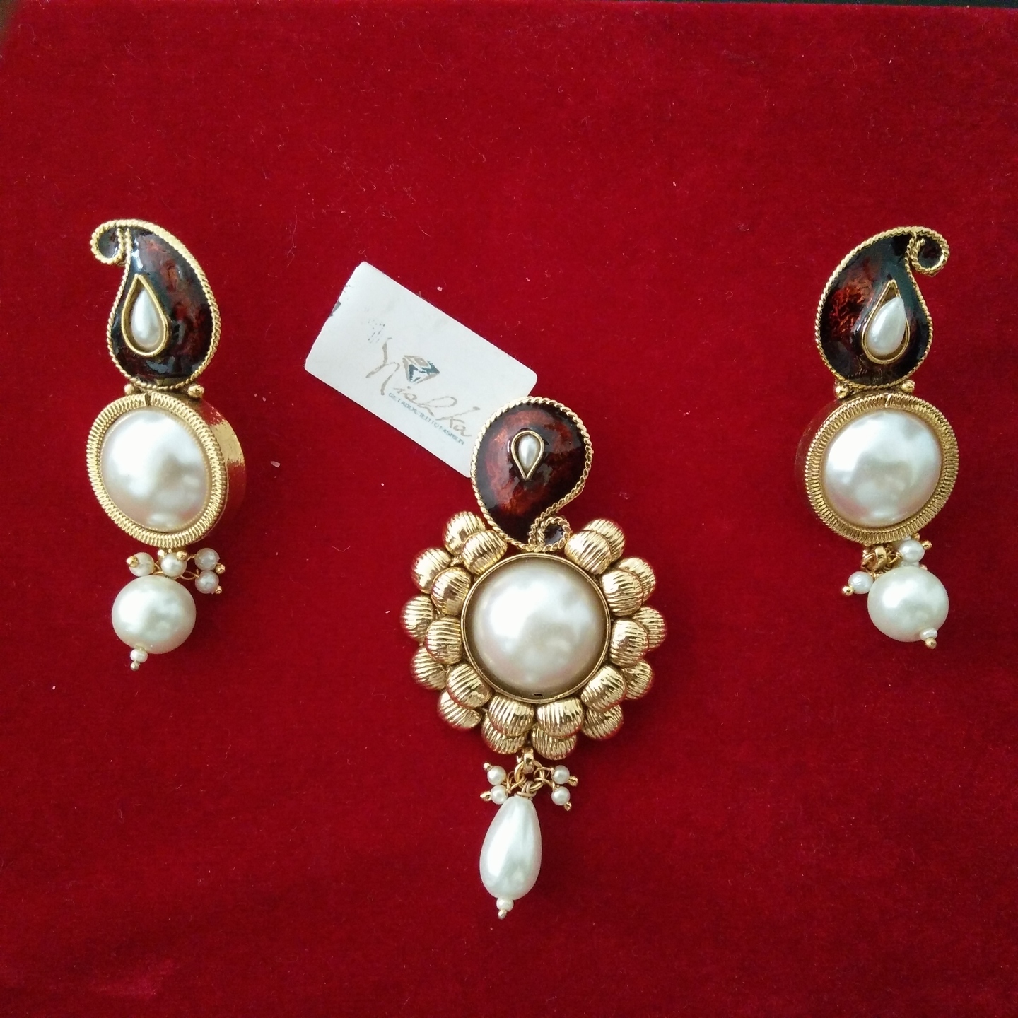 Necklace set with white pearls and red enamel work