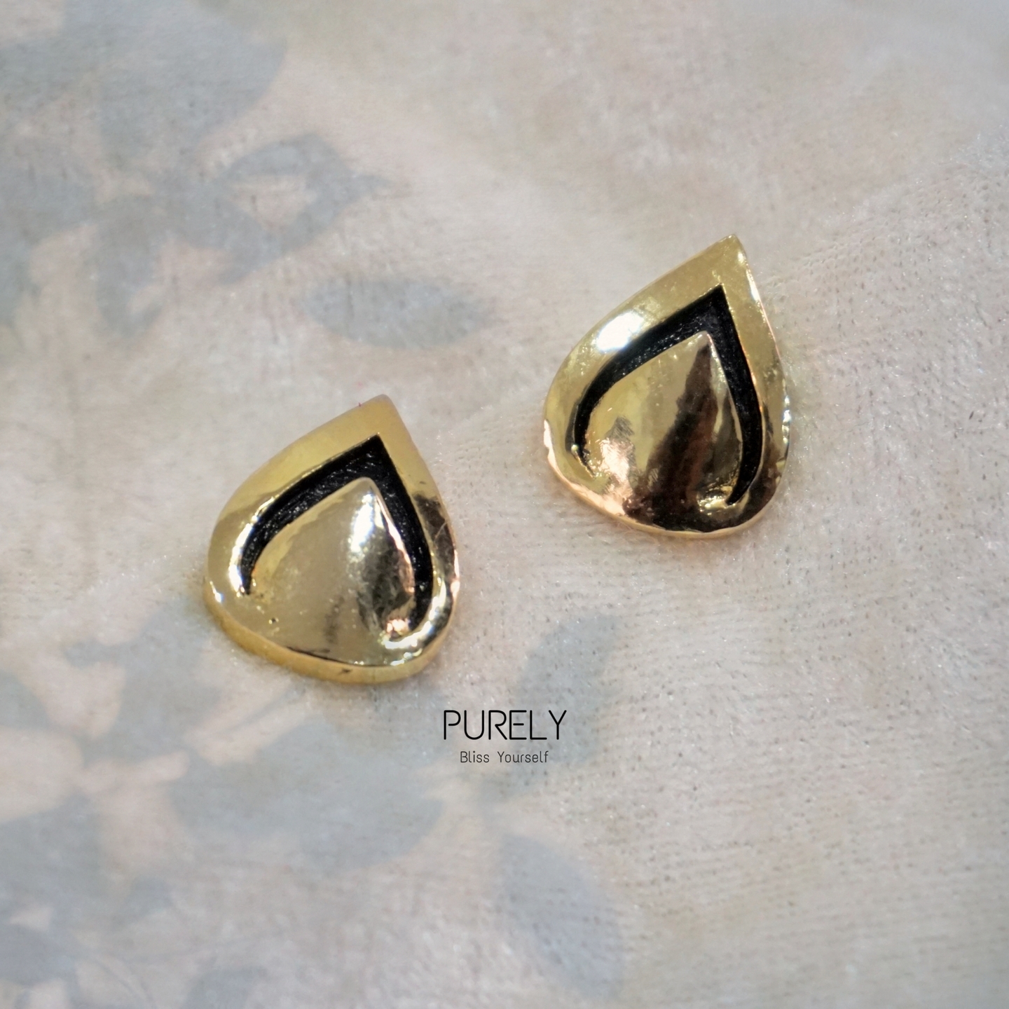 Drops with gold plated and black enamel